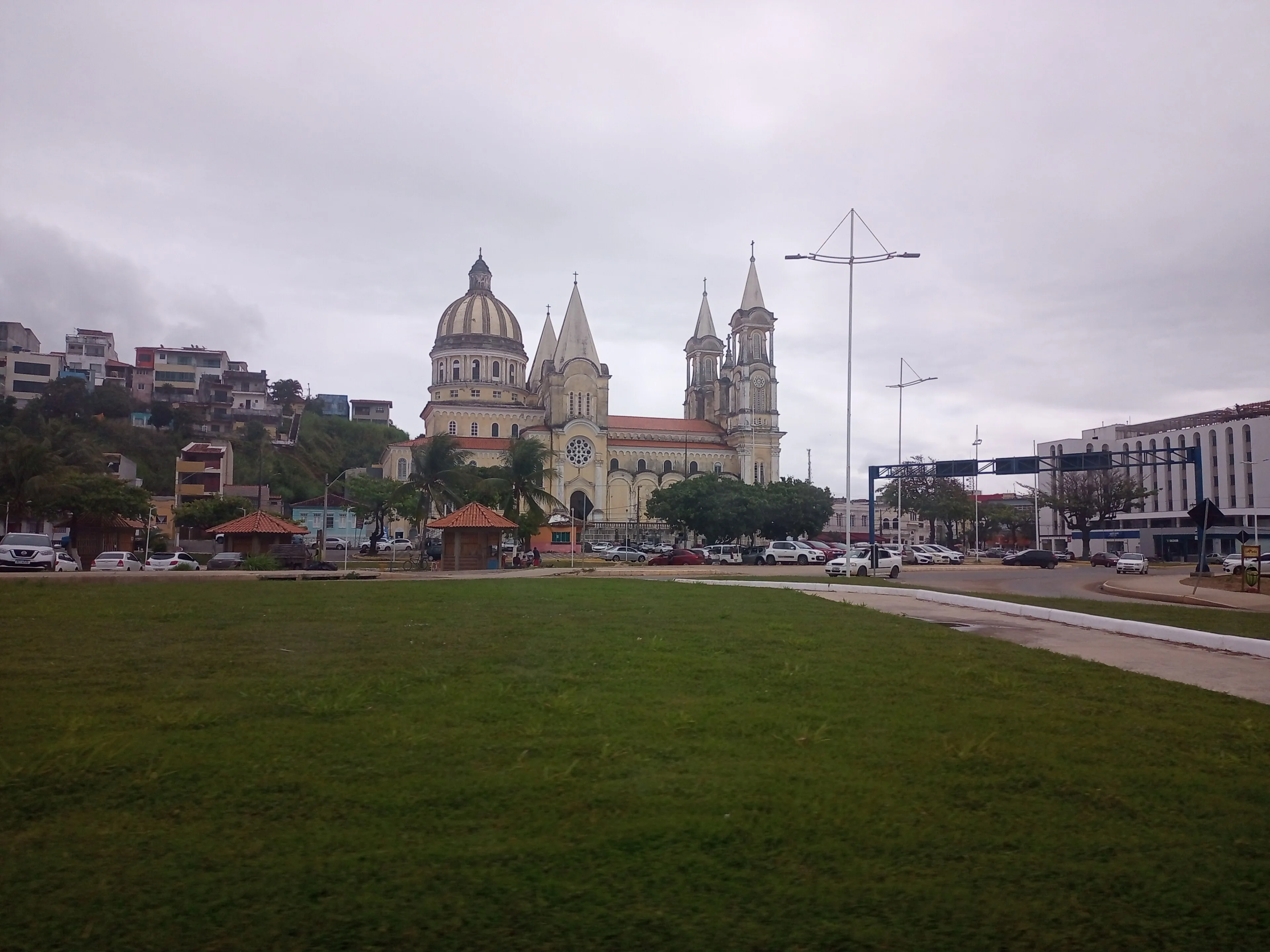 Fachada lateral da Catedral de São Sebastião, em Ilhéus